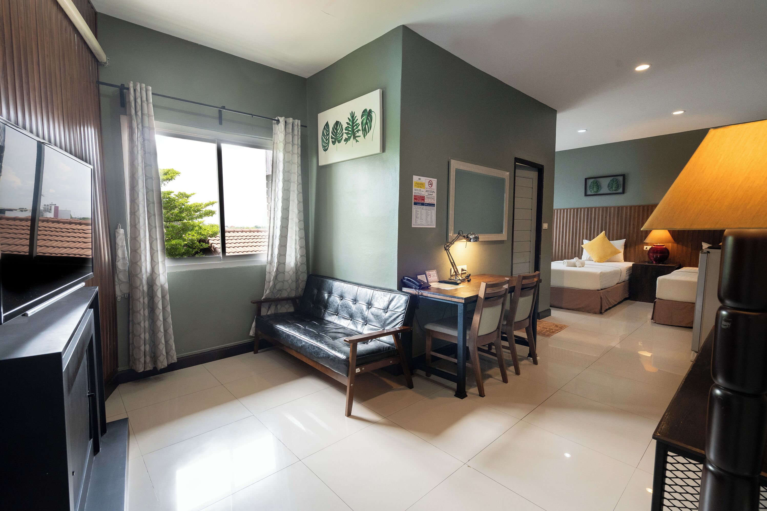 The Palm Suite | Desk, free WiFi