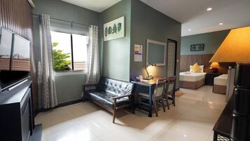 The Palm Suite | Desk, free WiFi