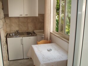 Fridge, stovetop, electric kettle, cookware/dishes/utensils - Karla Apartments (Dubrovnik)