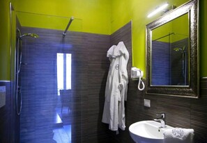 Douche, douche à « effet pluie », articles de toilette gratuits