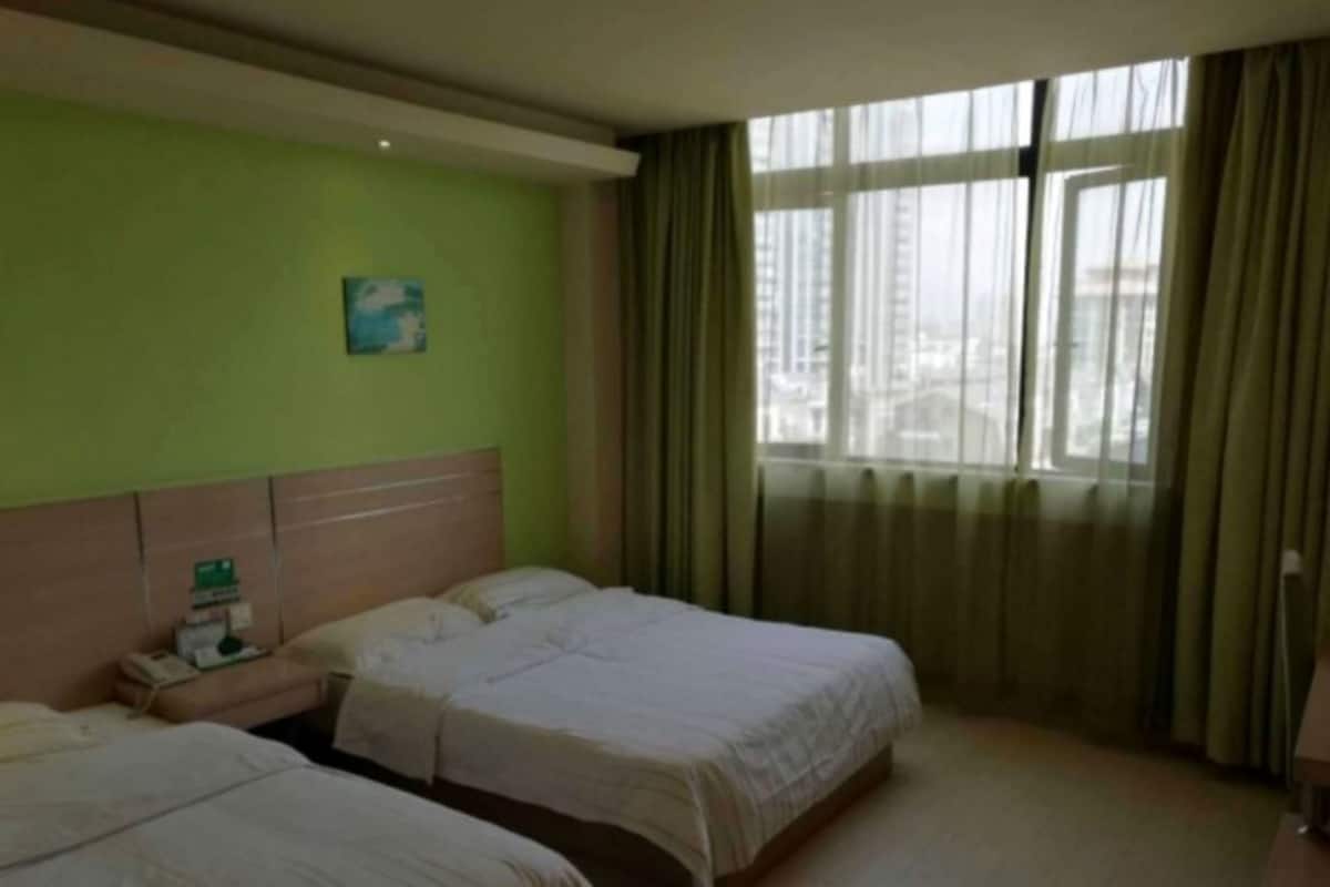 Family Room | Desk, blackout curtains, free WiFi