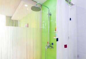 Ducha, artículos de tocador gratuitos, secador de pelo, pantuflas