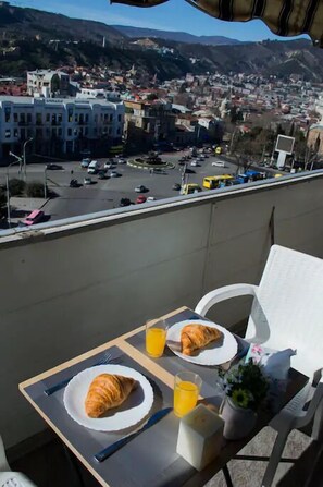 Breakfast meal - Avlabari City View Apartment (Tbilisi)