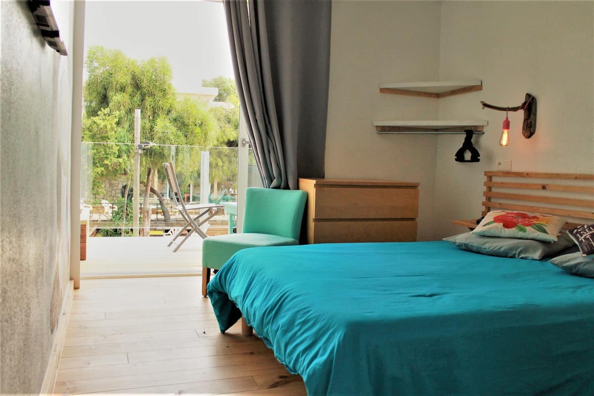 Double Room, 1 Double Bed (1er étage) | Iron/ironing board (on request), WiFi (free)