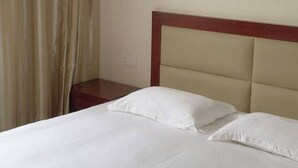A hotel room with a bed, a nightstand, and a curtain. - Wanjing Express Hotel (Hangzhou)
