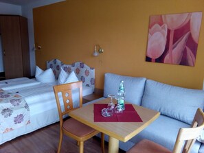 Escritorio, sistema de insonorización, cunas gratuitas y wifi gratis 