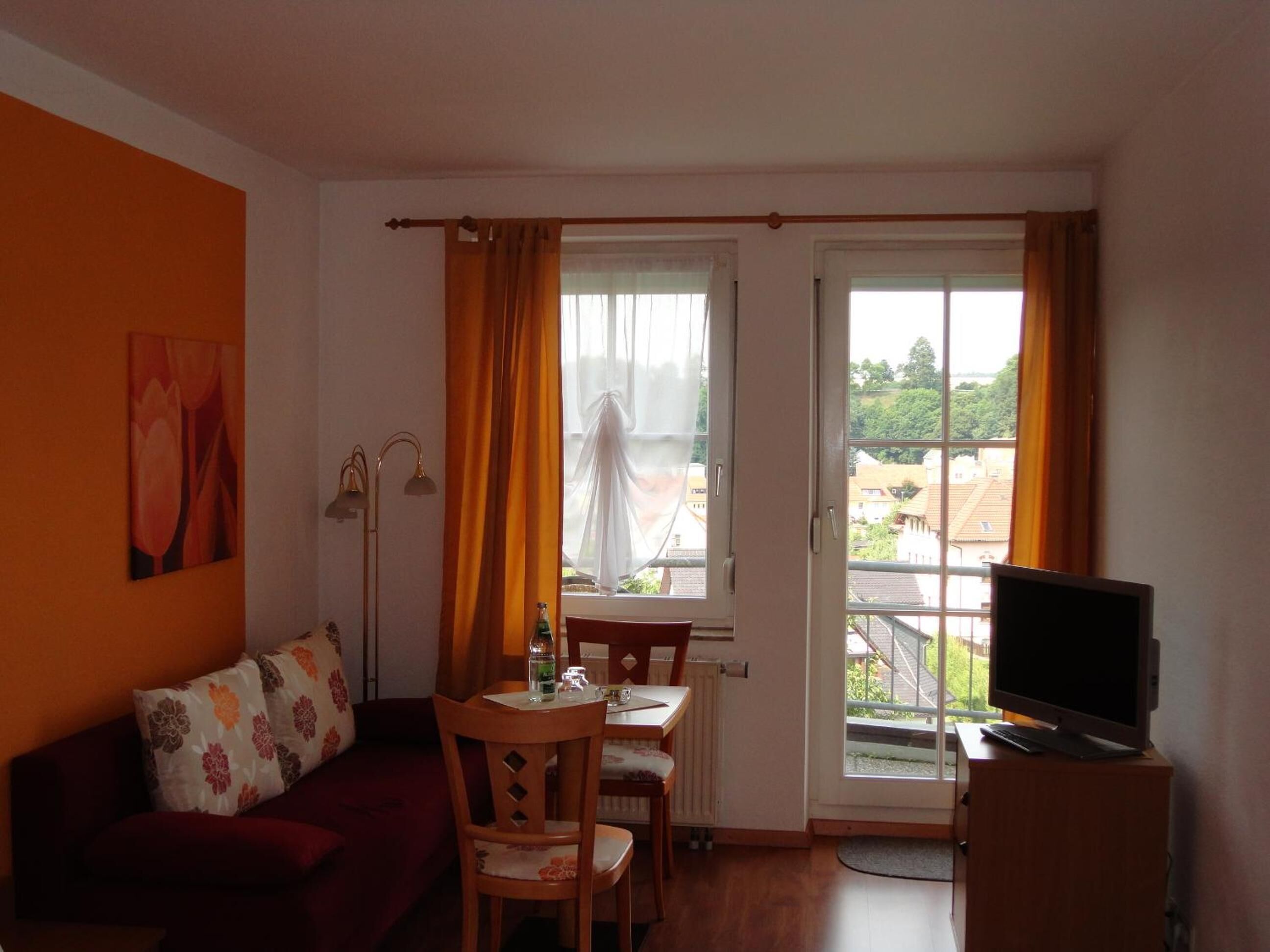 Desk, soundproofing, cribs (free), WiFi (free)