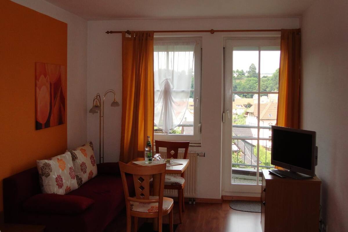 Desk, soundproofing, cribs (free), WiFi (free)