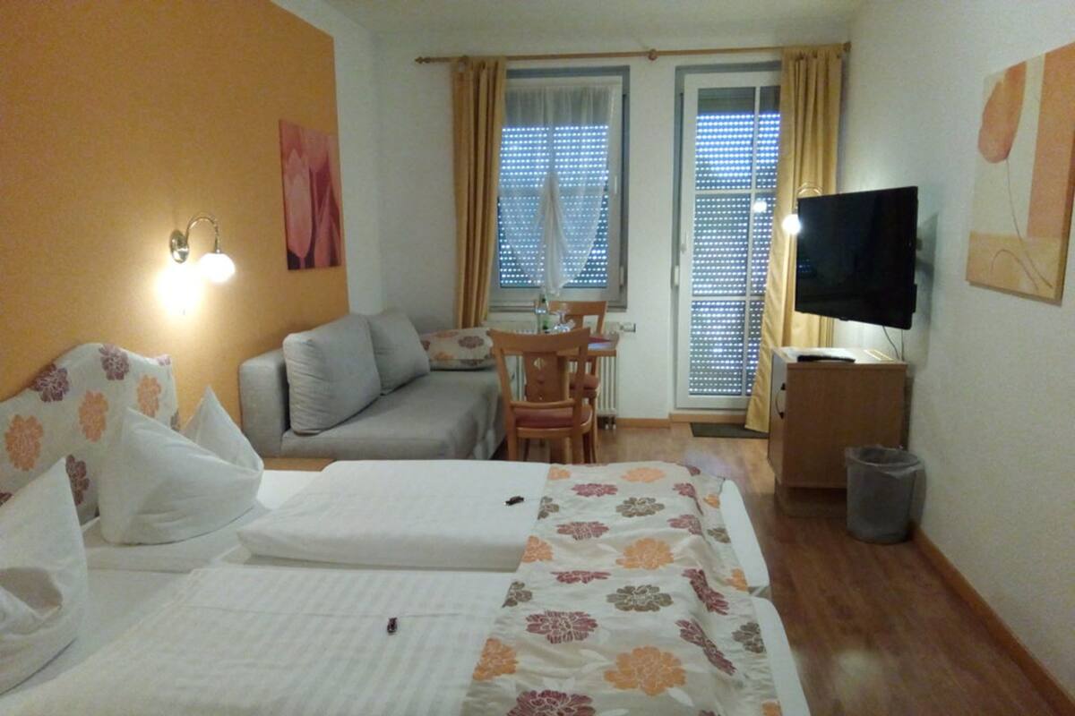 Double Room | Desk, soundproofing, cribs (free), WiFi (free)