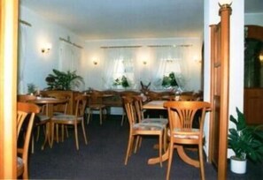 S'hi serveixen plats de cuina internacional