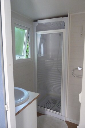 Bungalow, 2 Bedrooms | Bathroom | Shower, towels