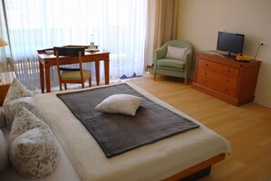 Double Room, Balcony | Cots/infant beds, rollaway beds, free WiFi, bed sheets - Landhotel am Sonnenhang (Pleystein)