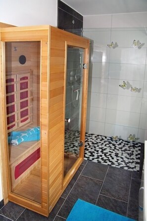 Hair dryer, slippers, towels, toilet paper - Haus Auszeit (Rauris)