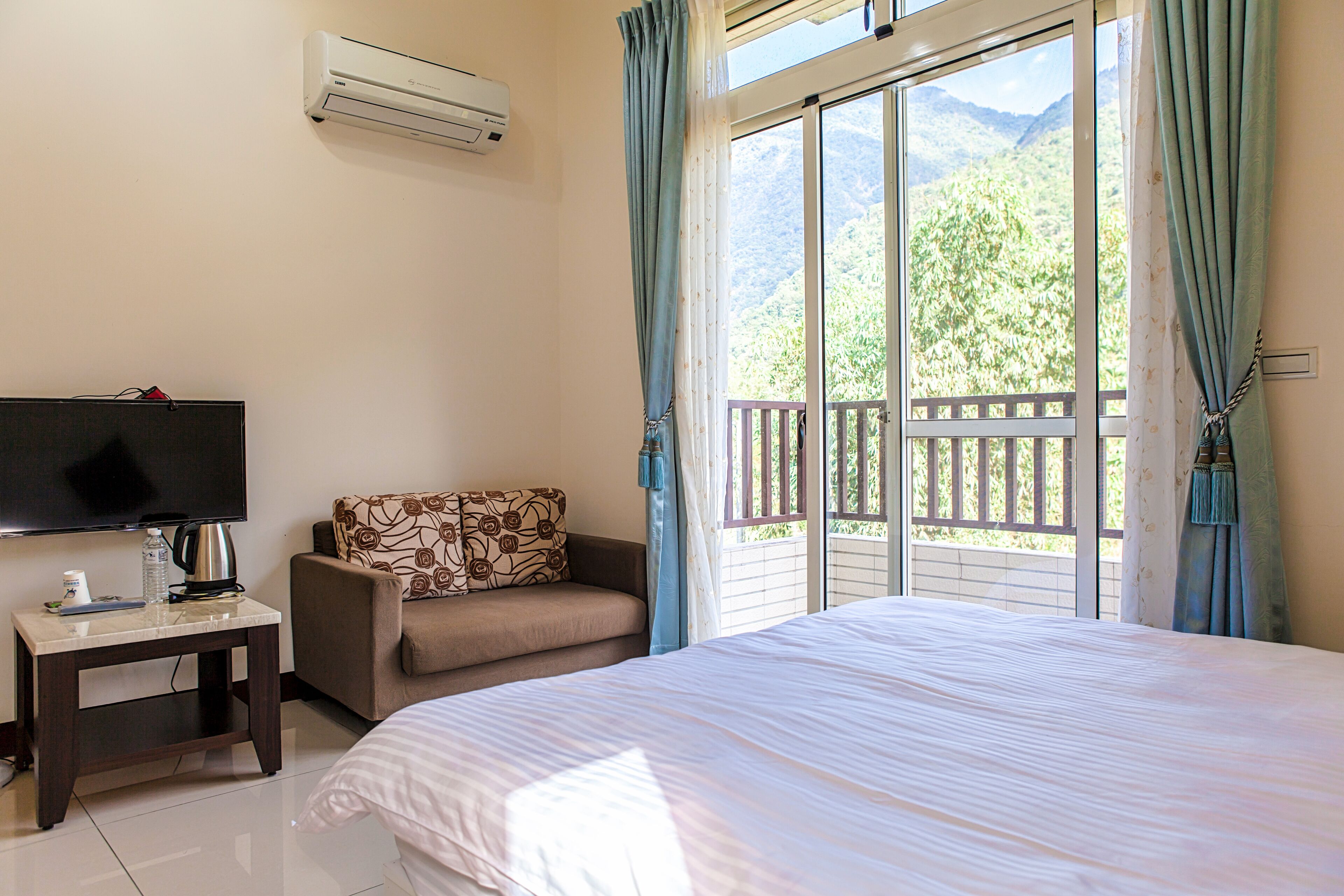 Phòng đôi, ban công, quang cảnh núi | Bàn, màn/rèm cản sáng, giường gấp/giường phụ (phụ phí) 