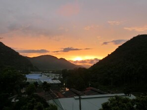 A valley with a building featuring a flat roof and a large, open space in the foreground. - Fully B&B (Puli)