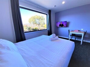 Lakeview Queen Room | Desk, laptop workspace, free WiFi, bed sheets - Vikas (Jindabyne)