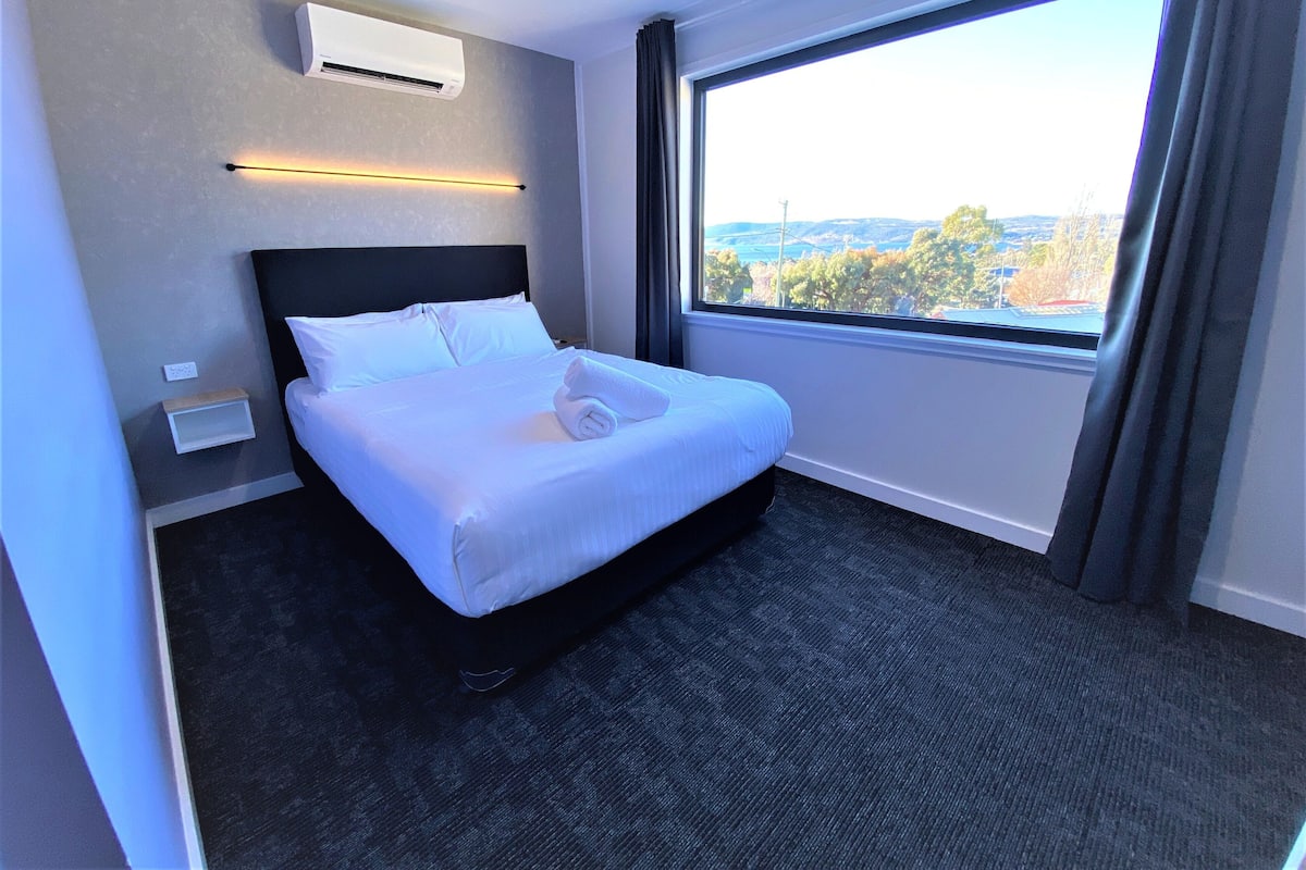 Kamer, 1 queensize bed, uitzicht op meer | Een bureau, een laptopwerkplek, gratis wifi, beddengoed