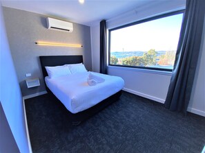 Chambre, 1 grand lit, vue lac