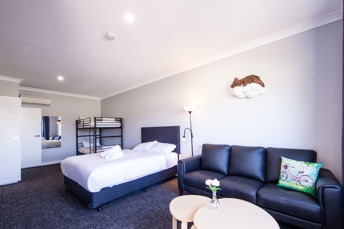 superior family room | 1 bedroom, desk, laptop workspace, free wifi