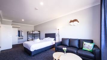 Familienzimmer, eigenes Bad | Schreibtisch, laptopgeeigneter Arbeitsplatz, kostenloses WLAN