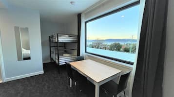 Chambre Familiale, vue lac | Bureau, espace de travail pour ordinateur portable, Wi-Fi gratuit