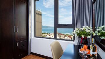 Ylelliset vuodevaatteet, minibaari, tallelokero huoneessa