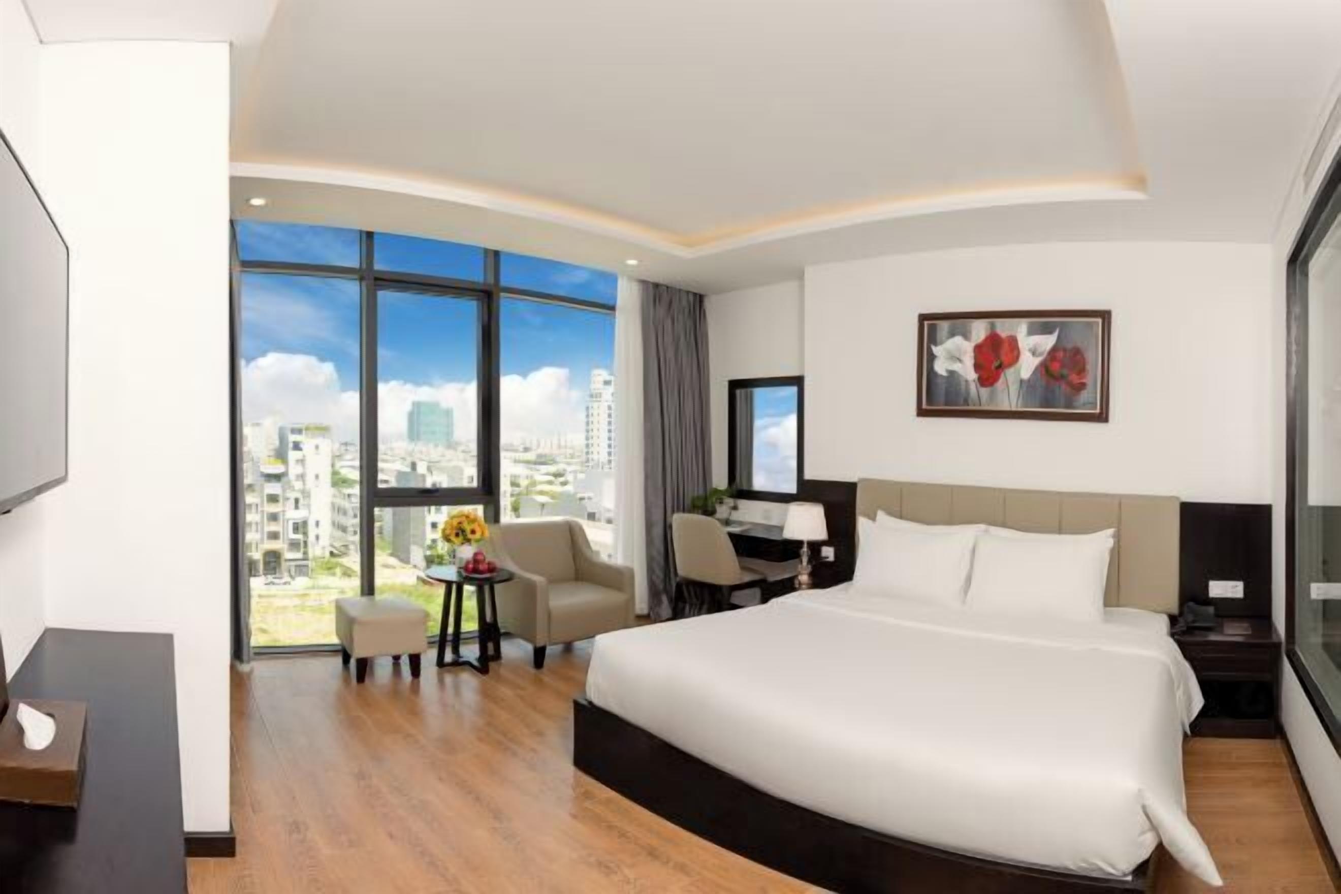 Hochwertige Bettwaren, Minibar, Zimmersafe, individuell dekoriert