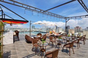 Bar en bord de piscine