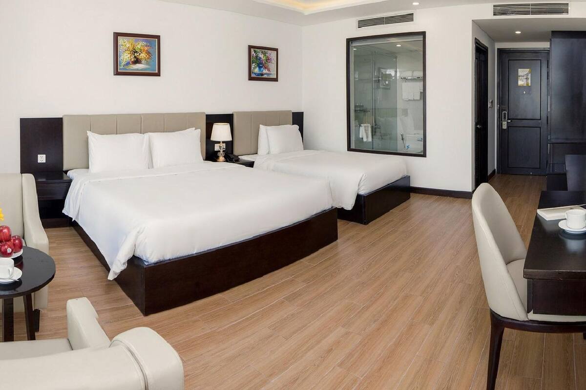 Habitación triple Deluxe, vista a la ciudad | Ropa de cama de alta calidad y minibar