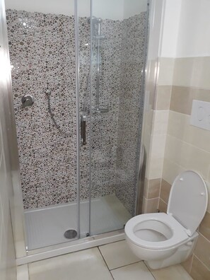Shower, rainfall showerhead, free toiletries, hair dryer