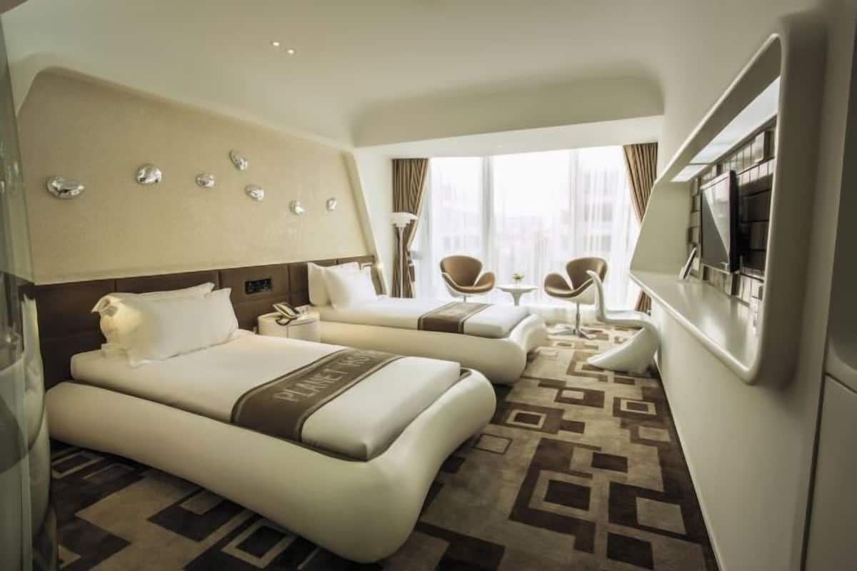 1 kamar tidur, seprai premium, minibar, dan brankas