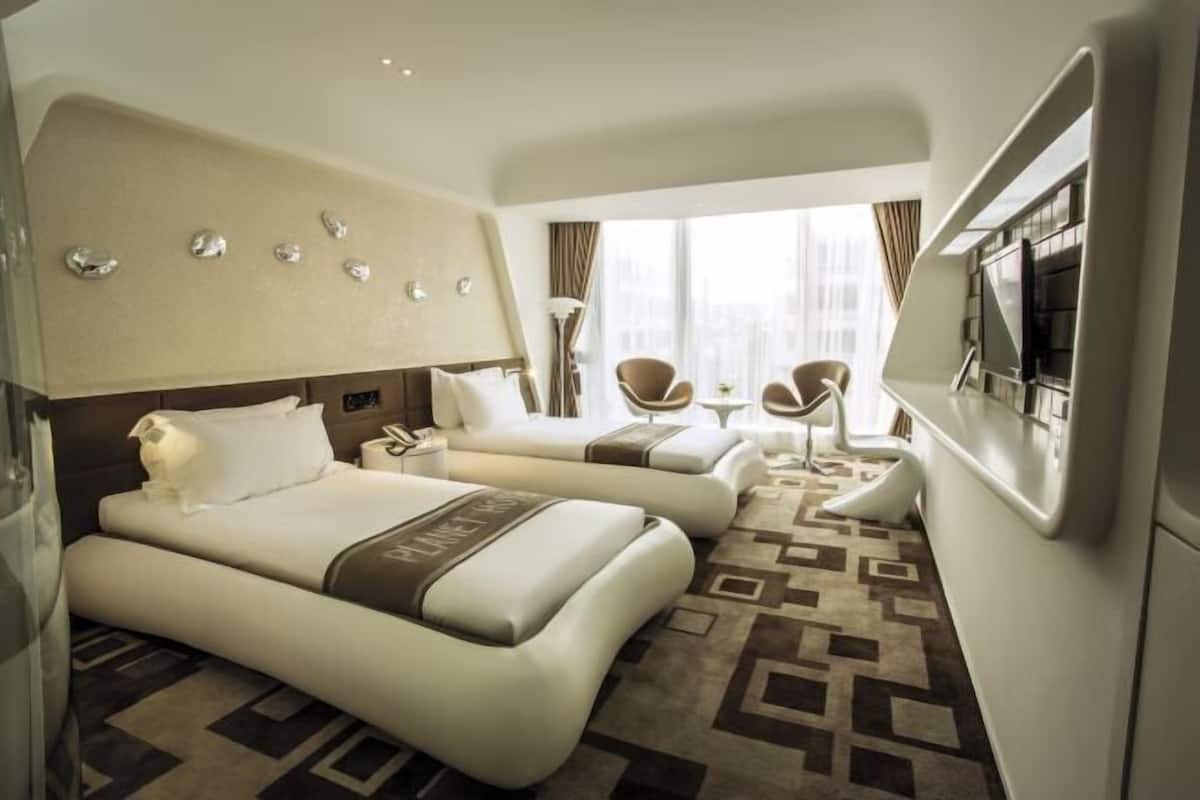 1 kamar tidur, seprai premium, minibar, dan brankas