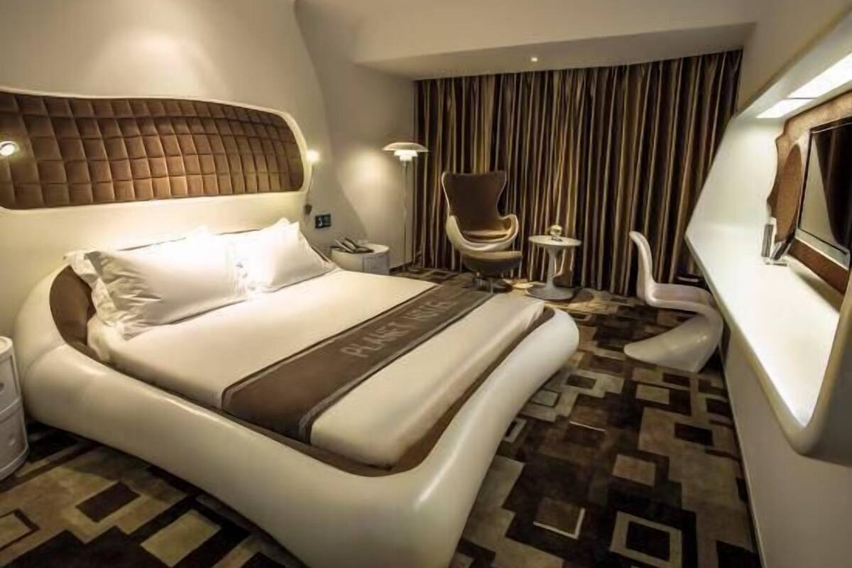 Ropa de cama de alta calidad, minibar, caja fuerte y escritorio