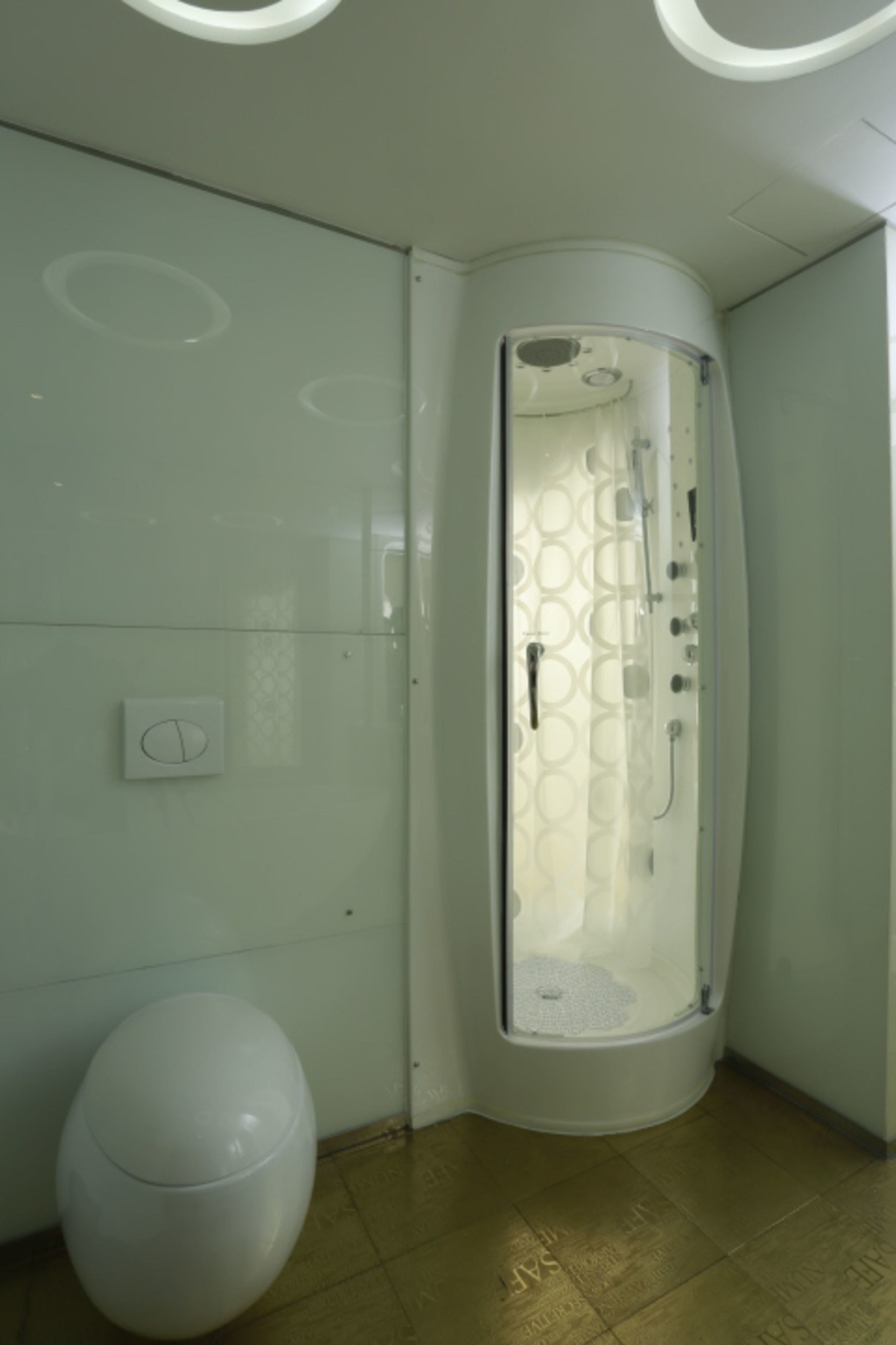 Ein modernes Badezimmer mit Duschkabine, Toilette und Waschbecken.