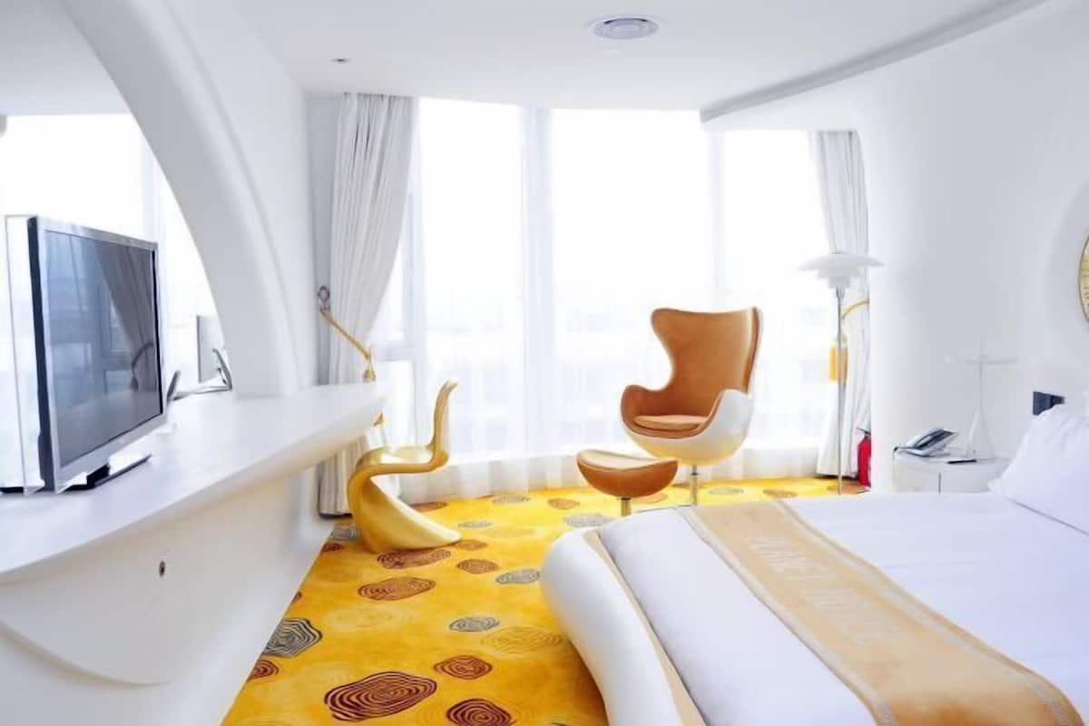 1 kamar tidur, seprai premium, minibar, dan brankas