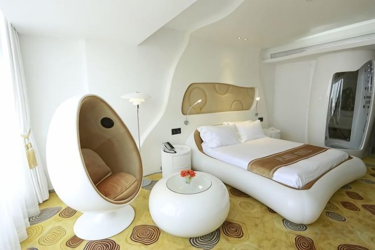 Premium bedding, minibar, in-room safe, desk