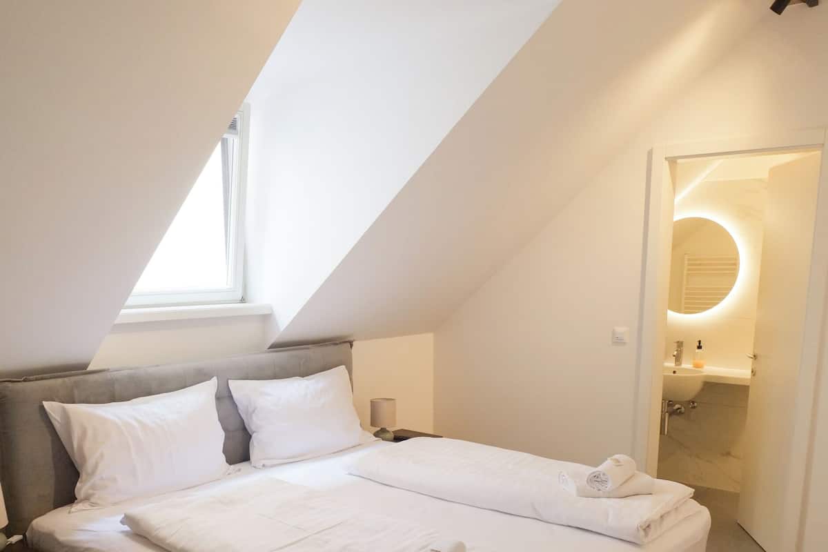 Double Room Franja | Cadar kapas Mesir, peralatan tempat tidur premium, tilam berlapik