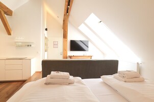 高级开间, 庭院景观 | 起居区 | 平板电视