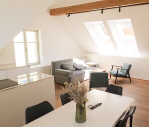 Superior Apartment, River View | Living area
