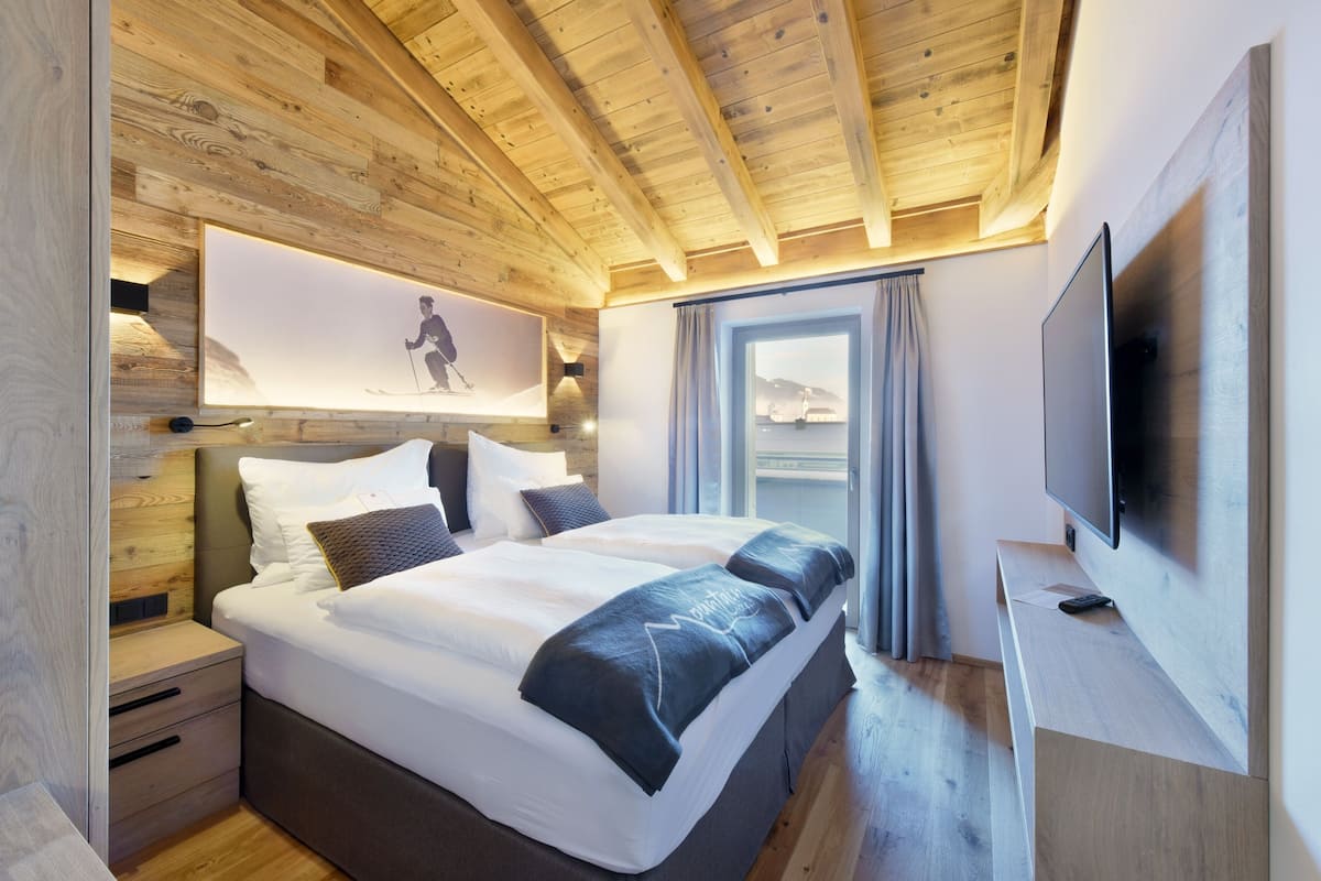 deluxe penthouse, multiple beds, balcony, mountain view | hypo-allergenic bedding, individually decorated, individually furnished