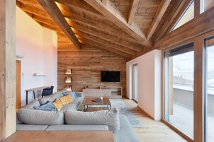 Deluxe Penthouse, Multiple Beds, Balcony, Mountain View | Living room | LED TV