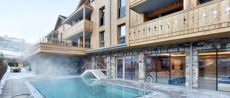 Piscine extérieure, parasols de plage, chaises longues