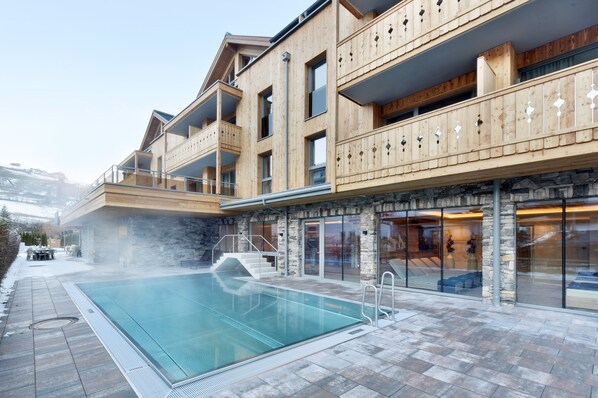 屋外プール、プール パラソル、サンラウンジャー