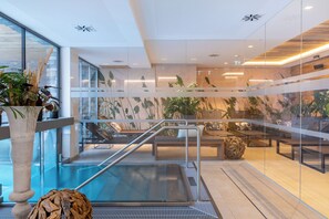 屋外プール、プール パラソル、サンラウンジャー