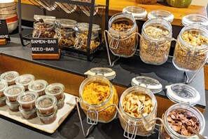 朝食 (ビュッフェ)、毎日提供 (1 名様 25 EUR)