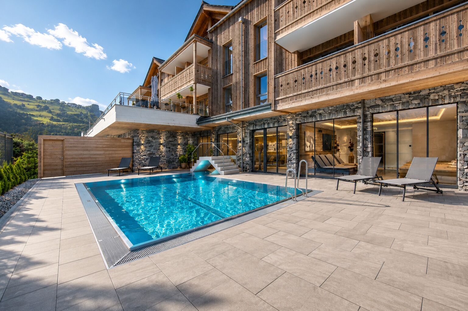Una piscina al aire libre, sombrillas, sillones reclinables de piscina