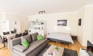 Apartamento Confort | Zona de estar | Televisión de pantalla plana de 32 pulgadas con canales por satélite