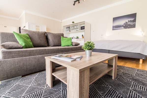 Apartamento Confort | Zona de estar | Televisión de pantalla plana de 32 pulgadas con canales por satélite