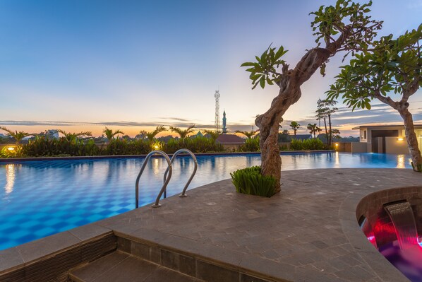 Una piscina al aire libre