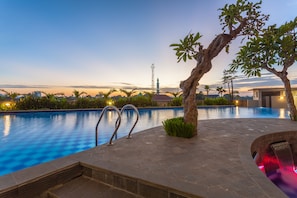 Una piscina al aire libre